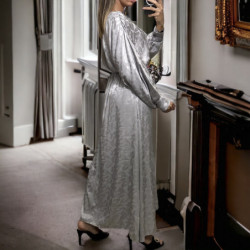 Longue robe cache coeur grise matière brillante à motif
