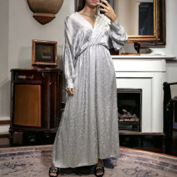 Longue robe cache coeur grise matière brillante à motif