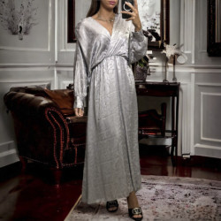 Longue robe cache coeur grise matière brillante à motif
