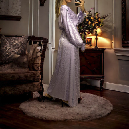 Longue robe cache coeur lilas matière brillante à motif
