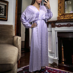 Longue robe cache coeur lilas matière brillante à motif