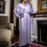 Longue robe cache coeur lilas matière brillante à motif