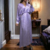 Longue robe cache coeur lilas matière brillante à motif
