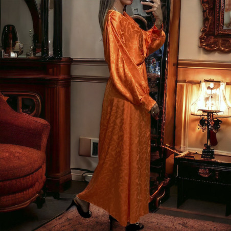 Longue robe cache coeur orange matière brillante à motif