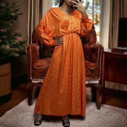 Longue robe cache coeur orange matière brillante à motif