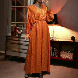 Longue robe cache coeur orange matière brillante à motif