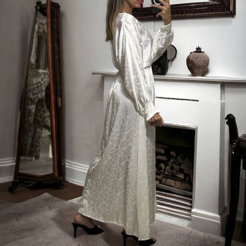 Longue robe cache coeur blanche matière brillante à motif
