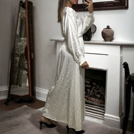 Longue robe cache coeur blanche matière brillante à motif