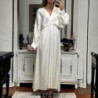 Longue robe cache coeur blanche matière brillante à motif