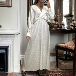 Longue robe cache coeur blanche matière brillante à motif