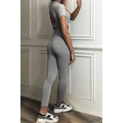Ensemble legging et top sport gris en matière gênante