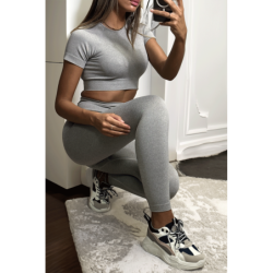 Ensemble legging et top sport gris en matière gênante