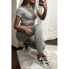 Ensemble legging et top sport gris en matière gênante