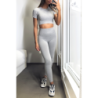 Ensemble legging et top sport gris en matière gênante