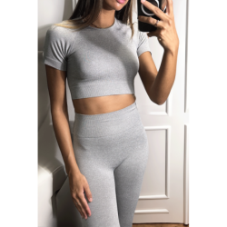 Ensemble legging et top sport gris en matière gênante