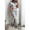 Ensemble legging et top sport gris en matière gênante