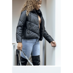 Doudoune noire simili cuir à fermeture éclair noir et argent capuche et lacets au niveau du col