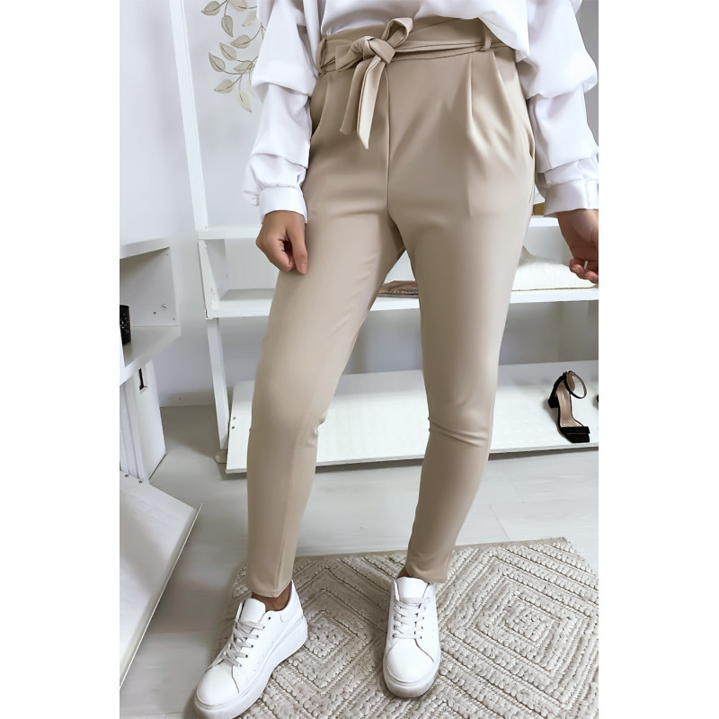 Pantalon cigarette beige avec poches et ceinture à nouer très fashion.1756