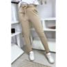 Pantalon cigarette beige avec poches et ceinture à nouer très fashion.1756