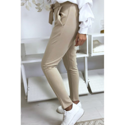 Pantalon cigarette beige avec poches et ceinture à nouer très fashion.1756