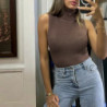 Top sans manche marron très extensible en col roulé allant jusqu'au 46