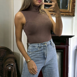 Top sans manche marron très extensible en col roulé allant jusqu'au 46