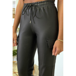 Pantalon cargo noir en simili
