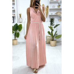 Longue robe croisé en rose avec ceinture en cordon