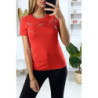 T-shirt rouge avec strass au buste