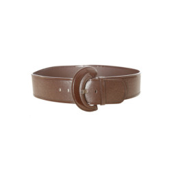 Ceinture marron style matelassé avec boucle ovale brillante.