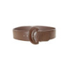 Ceinture marron style matelassé avec boucle ovale brillante.