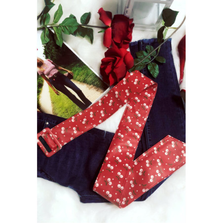 Jolie ceinture rouge d'été avec petite cerise blanche
