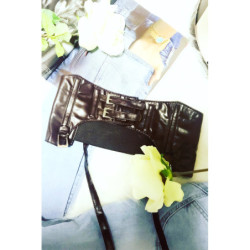 Ceinture guêpière marron avec élastique au dos