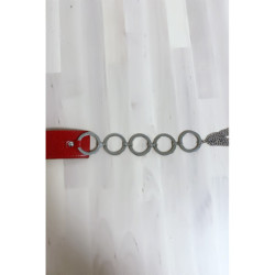 Ceinture rouge avec accessoire en cercles et en strass