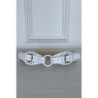 Ceinture blanche avec deux attaches et un cercle au milieu