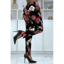 Pantalon fluide noir à motif floral B-11