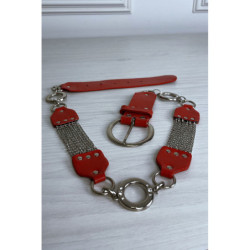 Ceinture rouge en simili avec chêne et accessoire argenté