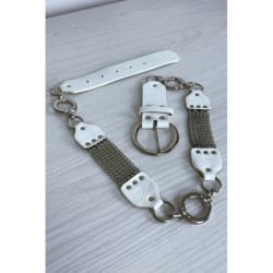Ceinture blanche en simili avec chêne et accessoire argenté