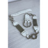 Ceinture blanche en simili avec chêne et accessoire argenté