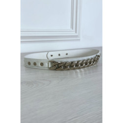 Ceinture blanche à chaîne large et fermeture à pression au dos