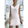 Robe rose courte et légère, avec détails buste