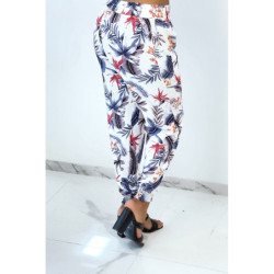 Pantalon blanc cigarette fluide à motif feuillages et plumes