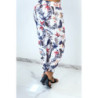 Pantalon blanc cigarette fluide à motif feuillages et plumes