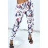 Pantalon blanc cigarette fluide à motif feuillages et plumes