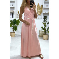 Longue robe croisé en rose avec ceinture en cordon