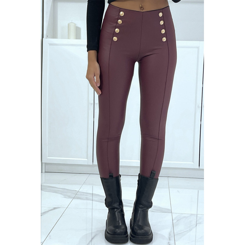 Pantalon slim bordeaux en simili avec boutons doré