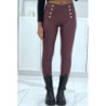 Pantalon slim bordeaux en simili avec boutons doré