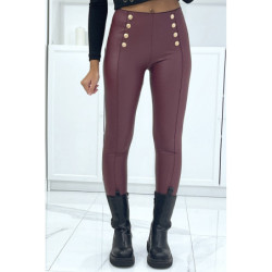 Pantalon slim bordeaux en simili avec boutons doré