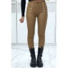 Pantalon slim camel en simili avec boutons doré