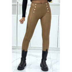 Pantalon slim camel en simili avec boutons doré